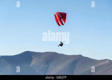 Il parapendio vola nel morbido cielo blu. Foto Stock