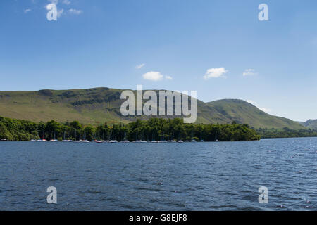 Yacht e Barche a vela ormeggiata presso Ullswater yacht club su Thwaitehill bay, Ullswater nel Lake District inglese con Barton è sceso al di là. Foto Stock