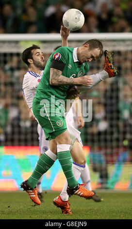 Glenn Whelan (a destra) della Repubblica d'Irlanda e la battaglia di Miralem Pjanic della Bosnia-Erzegovina per la palla durante la seconda tappa di qualificazione UEFA Euro 2016 allo stadio Aviva di Dublino. Foto Stock