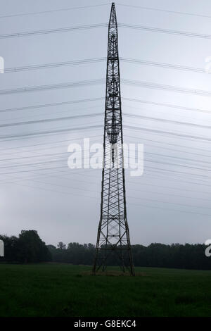 Di elettricità ad alta tensione tralicci, Leichlingen, Renania settentrionale-Vestfalia (Germania). Foto Stock