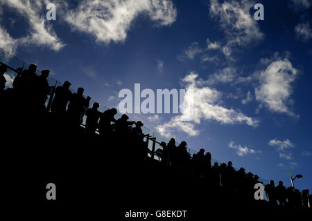 Gare di Cheltenham - l'Open - giorno uno. Racegoers sulla Crescent Walkway durante il giorno uno dell'Open meeting, all'ippodromo di Cheltenham. Foto Stock