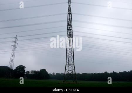 Di elettricità ad alta tensione tralicci, Leichlingen, Renania settentrionale-Vestfalia (Germania). Foto Stock