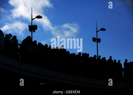 Racegoers sulla Crescent Walkway durante il primo giorno della riunione aperta, all'Ippodromo di Cheltenham. Foto Stock