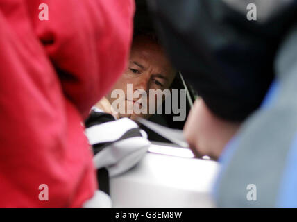 Il capitano della Newcastle United Alan Shearer firma autografi. Foto Stock