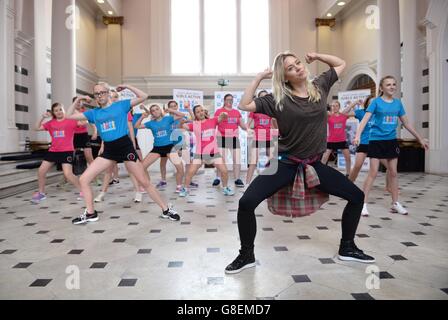 Kimberly Wyatt ospita una classe di ballo per ragazze della Cirencester Kingshill School, mentre cerca di incoraggiare più giovani a essere fisicamente attivi nel suo nuovo ruolo di ambasciatore del Youth Sport Trust presso gli studi Sunbeam di Londra. Foto Stock