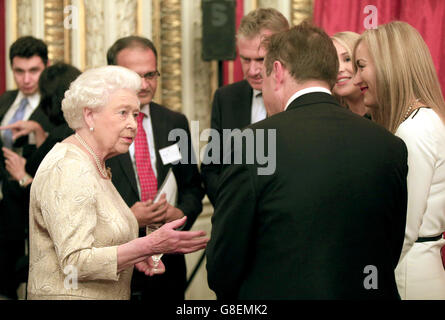 La Regina Elisabetta II (a destra) parla agli ospiti durante un ricevimento per il Queen Elizabeth Prize for Engineering nella Sala del Trono a Buckingham Palace, Londra. Foto Stock