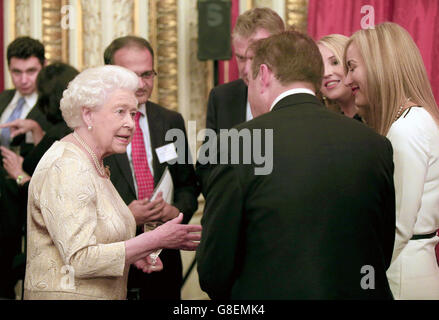 La Regina Elisabetta II (a destra) parla agli ospiti durante un ricevimento per il Queen Elizabeth Prize for Engineering nella Sala del Trono a Buckingham Palace, Londra. Foto Stock