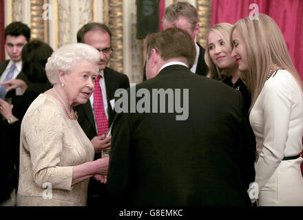 La Regina Elisabetta II (a destra) parla agli ospiti durante un ricevimento per il Queen Elizabeth Prize for Engineering nella Sala del Trono a Buckingham Palace, Londra. Foto Stock