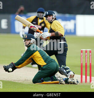 Cricket - Twenty20 Cup - Kent Spitfire / Essex Eagles - St Lawrence Ground. justin Kemp (R), il battesman di Kent Spitfire, supera James Foster, il custode del cricket dell'Essex Eagles. Foto Stock