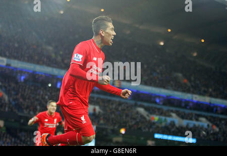 Roberto Firmino di Liverpool festeggia dopo che Eliaquim Mangala di Manchester City ha segnato un proprio durante la partita della Barclays Premier League all'Etihad Stadium di Manchester. Foto Stock