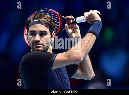 Roger Federer in Svizzera durante il settimo giorno delle finali dell'ATP World Tour alla O2 Arena di Londra. PREMERE FOTO DI ASSOCIAZIONE. Data immagine: Sabato 21 novembre 2015. Vedi PA storia TENNIS Londra. Il credito fotografico dovrebbe essere: Adam Davy/PA Wire. RESTRIZIONI: , Nessun uso commerciale senza previa autorizzazione, si prega di contattare PA Images per ulteriori informazioni: Tel: +44 (0) 115 8447447. Foto Stock