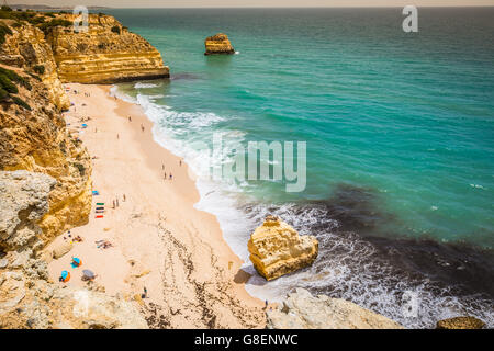 Marinha Beach si trova sulla costa atlantica in Portogallo, Algarve. Foto Stock