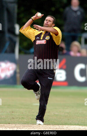 Cricket - Twenty20 Cup - Kent Spitfire v Middlesex Crusaders - St Lawrence Ground. Andrew Hall, Kent Spitfire Foto Stock