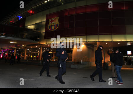 La polizia armata all'interno del campo di Nou si trova a piedi intorno a. prima della partita della Champions League di Barcellona contro AS Roma Foto Stock