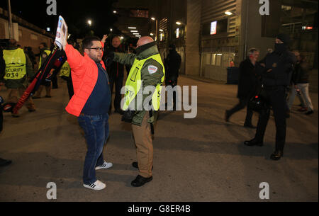 La polizia armata all'interno del campo di Nou guarda i fan di sicurezza e. Corpo controllato mentre entrano nello stadio prima di Barcellona Champions League contro COME Roma Foto Stock