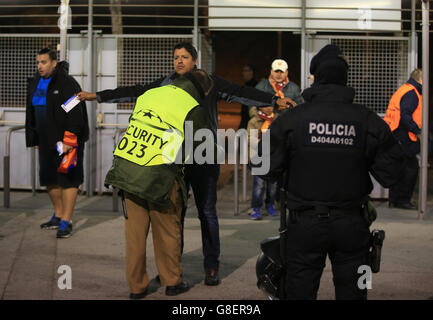 La polizia armata all'interno del campo di Nou guarda i fan di sicurezza e. Corpo controllato mentre entrano nello stadio prima di Barcellona Champions League contro COME Roma Foto Stock