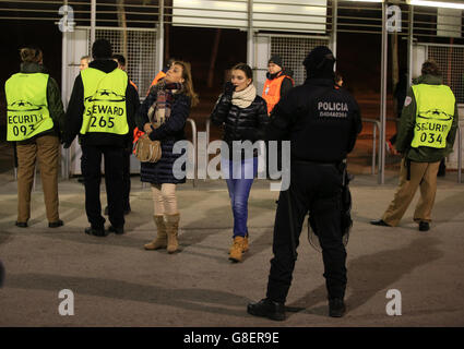 La polizia armata all'interno del campo di Nou guarda i fan di sicurezza e. Corpo controllato mentre entrano nello stadio prima di Barcellona Champions League contro COME Roma Foto Stock