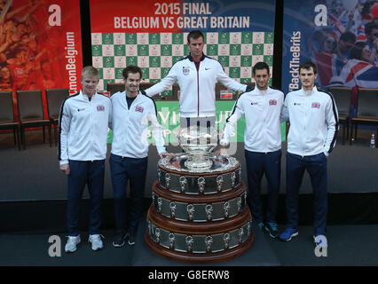 Il team Leon Smith della Coppa Davis della Gran Bretagna (al centro), Kyle Edmund (a sinistra) Andy e Jamie Murray (a destra) e James Ward (seconda a destra) dopo il sorteggio per la Coppa Davis al Flanders Expo Center di Ghent. Foto Stock