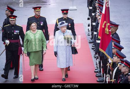 La regina Elisabetta II e il presidente maltese Marie Louise Coleiro durante la cerimonia ufficiale di benvenuto quando arriva a San Anton Palace ad Attard per la sua visita all'isola di Malta. Foto Stock