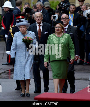 La regina Elisabetta II e il duca di Edimburgo vengono accolti dal presidente maltese Marie Louise Coleiro e dal marito Edgar Preca al Palazzo di San Anton ad Attard durante una visita di stato a Malta. Foto Stock