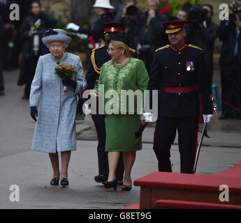 La regina Elisabetta II viene accolta dal presidente maltese Marie Louise Coleiro mentre arriva a San Anton Palace ad Attard durante la sua visita di stato a Malta. Foto Stock