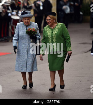 La regina Elisabetta II viene accolta dal presidente maltese Marie Louise Coleiro mentre arriva a San Anton Palace ad Attard durante la sua visita di stato a Malta. Foto Stock