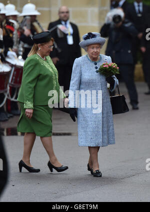 La regina Elisabetta II viene accolta dal presidente maltese Marie Louise Coleiro mentre arriva a San Anton Palace ad Attard durante la sua visita di stato a Malta. Foto Stock