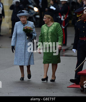 La regina Elisabetta II viene accolta dal presidente maltese Marie Louise Coleiro mentre arriva a San Anton Palace ad Attard durante la sua visita di stato a Malta. Foto Stock