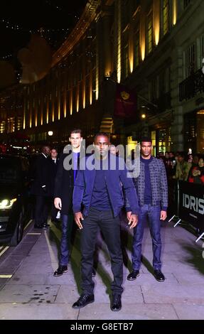 Idris Elba (centro) partecipa alla festa di lancio della collezione premium di abbigliamento maschile Superdry Elba, presso Superdry Regent Street a Londra. Foto Stock