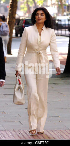 L'ex segretario della Football Association (fa) Faria Alam arriva a un tribunale per l'occupazione. Foto Stock