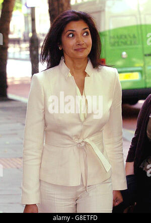 Faria Alam Employment Tribunal. L'ex segretario dell'Associazione del calcio (fa) Faria Alam arriva a un tribunale per l'occupazione. Foto Stock