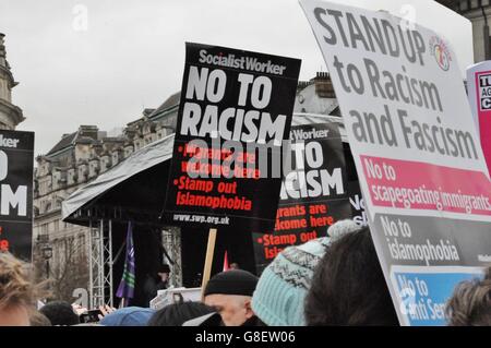 Onu Anti-dimostrazione razzista a Londra in Trafalgar Square Foto Stock