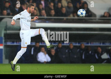 Calcio - UEFA Champions League - Gruppo A - Parigi Saint-Germain v Real Madrid - Parc Des Princes. Sergio Ramos del Real Madrid in azione Foto Stock