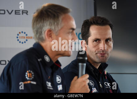 Sir ben Ainslie (a destra) e il CEO Martin Whitmarsh di Land Rover BAR durante un briefing sui media presso la sede centrale di Land Rover BAR a Portsmouth. Foto Stock