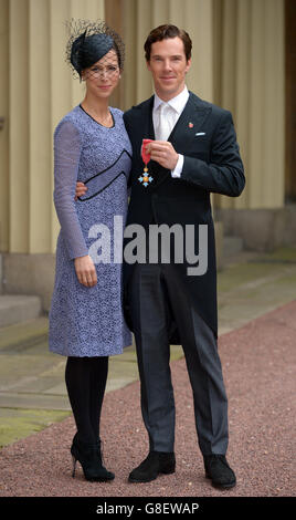 Attore Benedetto Cumberbatch con sua moglie Sophie Hunter dopo aver ricevuto il CBE (Comandante dell'Ordine dell'Impero britannico) dalla Regina Elisabetta II in una cerimonia di investitura a Buckingham Palace. Foto Stock