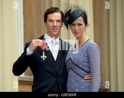 Attore Benedetto Cumberbatch con sua moglie Sophie Hunter dopo aver ricevuto il CBE (Comandante dell'Ordine dell'Impero britannico) dalla Regina Elisabetta II in una cerimonia di investitura a Buckingham Palace. Foto Stock