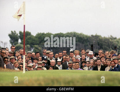 L'inglese Tony Jacklin, con una galleria dietro di lui, si presenta su un verde durante l'Open Championship 1969 al Royal Lytham e St Annes Golf Club, che avrebbe poi vinto. Foto Stock