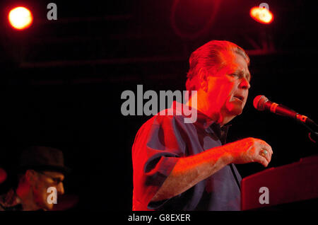 L'ex cantante dei Beach Boys, Brian Wilson, si esibisce con la sua band. Foto Stock