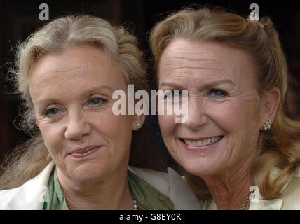 Hayley e Juliet Mills frequentano il servizio memoriale del loro padre. Mills, che ha adornato palcoscenico e schermo per più di 60 anni, è morto nella sua casa a Denham, Buckinghamshire all'età di 97 anni. Foto Stock