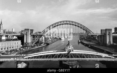 Una vista dal ponte di alto livello, che si affaccia sul ponte Swing Bridge fino al ponte Tyne. Foto Stock