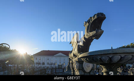 Lindwurmbrunnen con Hercules , sullo sfondo il municipio, Klagenfurt am Wörthersee Austria, Kärnten, in Carinzia Foto Stock