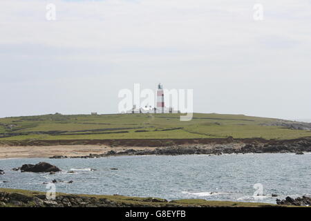 Vista su faro sulla Bardsey Island, il Galles del Nord Foto Stock