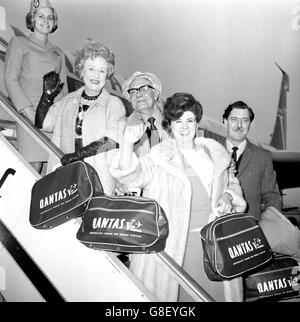 Tre stelle della serie televisiva indipendente Coronation Street - Doris Speed, Arthur Leslie e Pat Phoenix - salite a bordo di un aereo all'Aeroporto di Londra mentre partono per un tour di buona volontà dell'Australia. Sulla destra c'è Harry Kershaw, produttore esecutivo dello spettacolo. Sono state invitate da emittenti televisive di Sydney, Adelaide e Melbourne, che trasmettono lo spettacolo da tre anni. Foto Stock