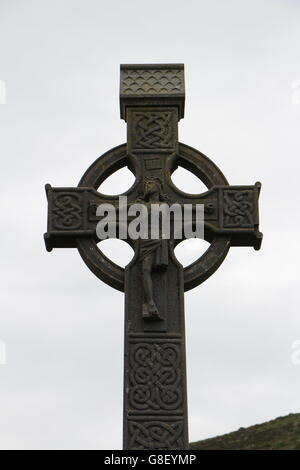 Croce celtica presso il cimitero sulla Bardsey Island, il Galles del Nord Foto Stock