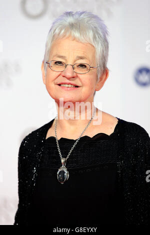 Dame Jacqueline Wilson arriva per la Gala Ball Collars & Coats in aiuto di Battersea Dogs and Cats Home all'Evolution di Londra. Foto Stock