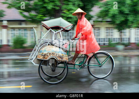 Un Becak o Ciclo rickshaw sotto la pioggia in Indonesia Foto Stock