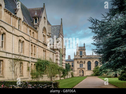 Quadrangolare (quad) nel Trinity College, Oxford, con prati, architettura neoclassica e barocca ed edifici per studenti Foto Stock