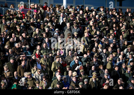 I Racegoers guardano dalla Princess Royal Grandstand durante il primo giorno dell'Open Meeting, all'Ippodromo di Cheltenham. Foto Stock