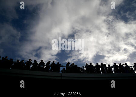 Racegoers sulla Crescent Walkway durante il primo giorno della riunione aperta, all'Ippodromo di Cheltenham. Foto Stock