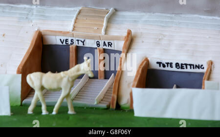 Una torta appositamente commissionata sul modello della appena aperta Princess Royal Grandstand durante il giorno uno della riunione aperta, all'Ippodromo di Cheltenham. Foto Stock